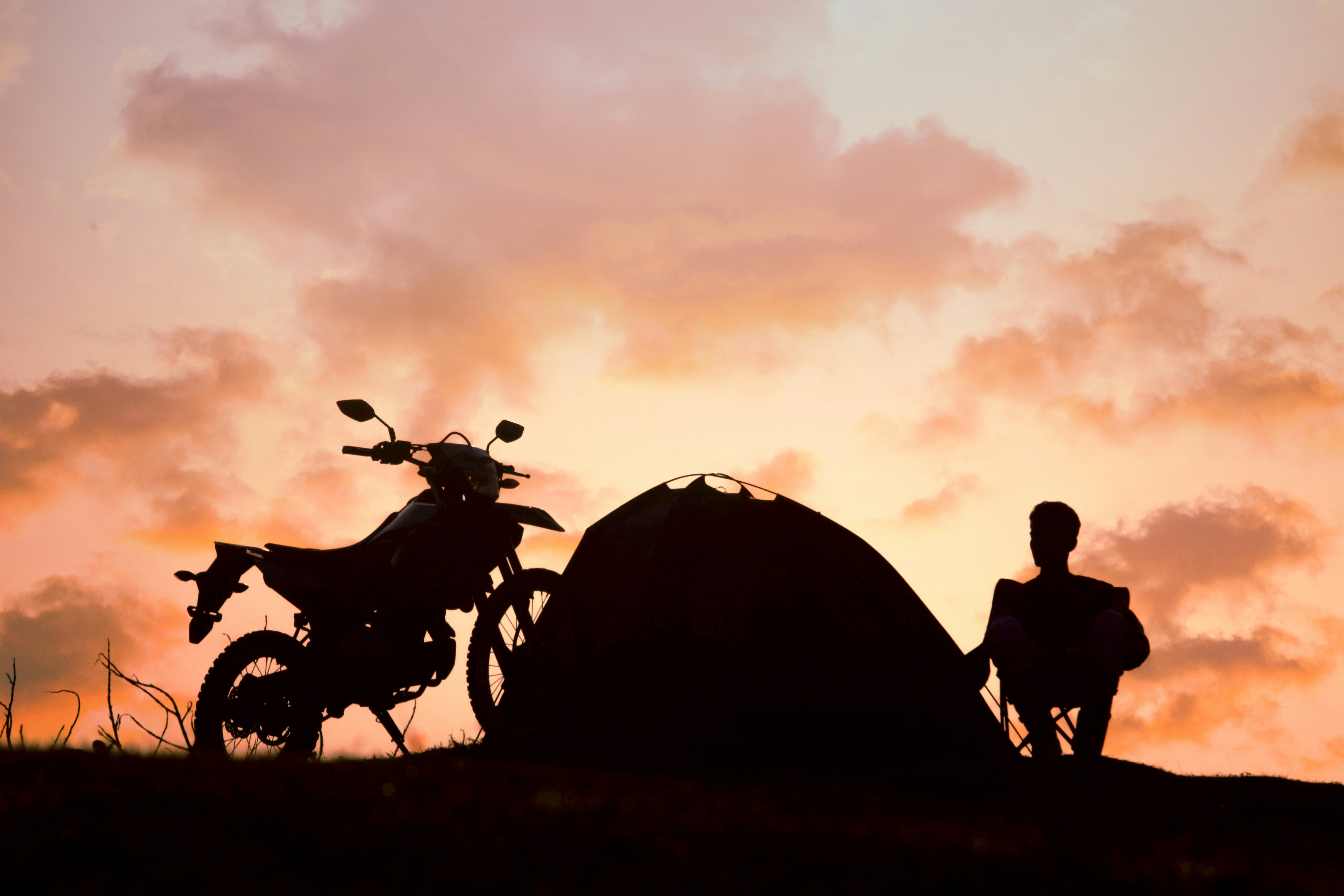 Motorrad und Zelt in der Abenddämmerung