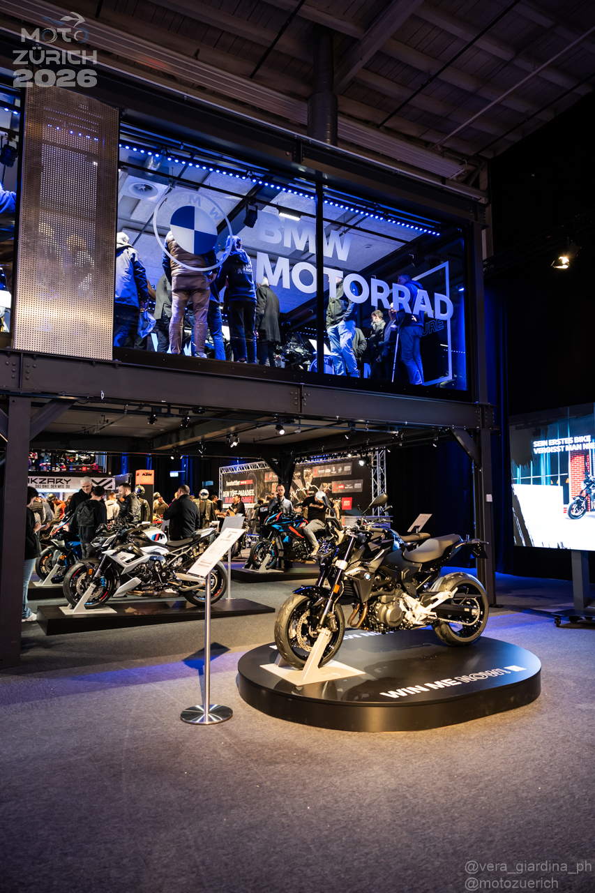 BMW Motorrad Stand mit Maschine auf dem Drehteller