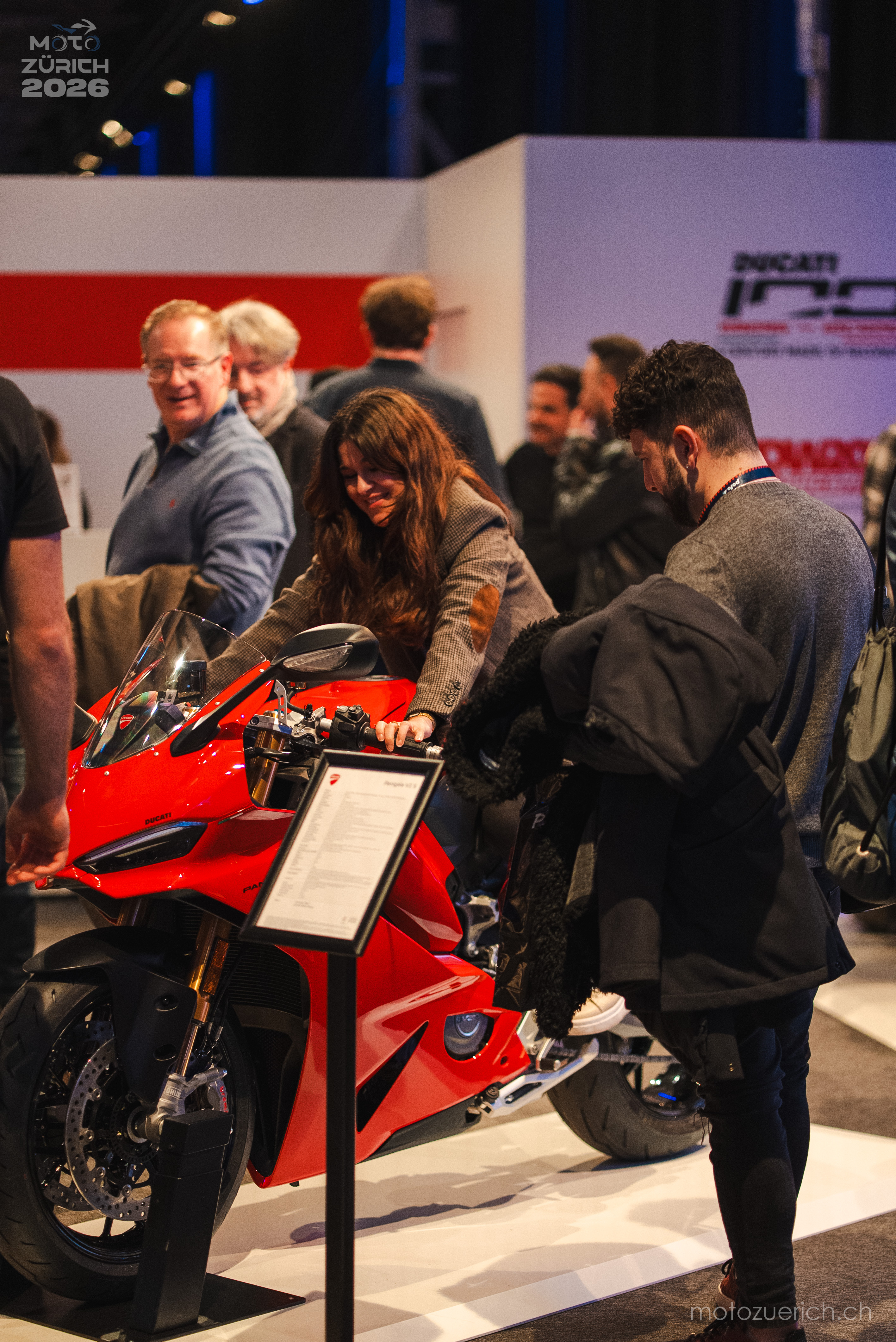 Besucher entdecken eine rote Ducati Panigale