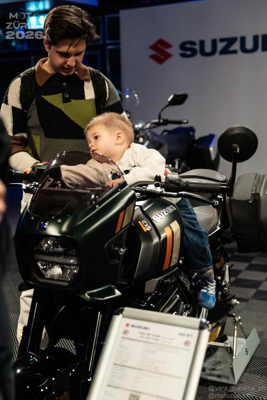 Kind auf einer Suzuki am Markenstand