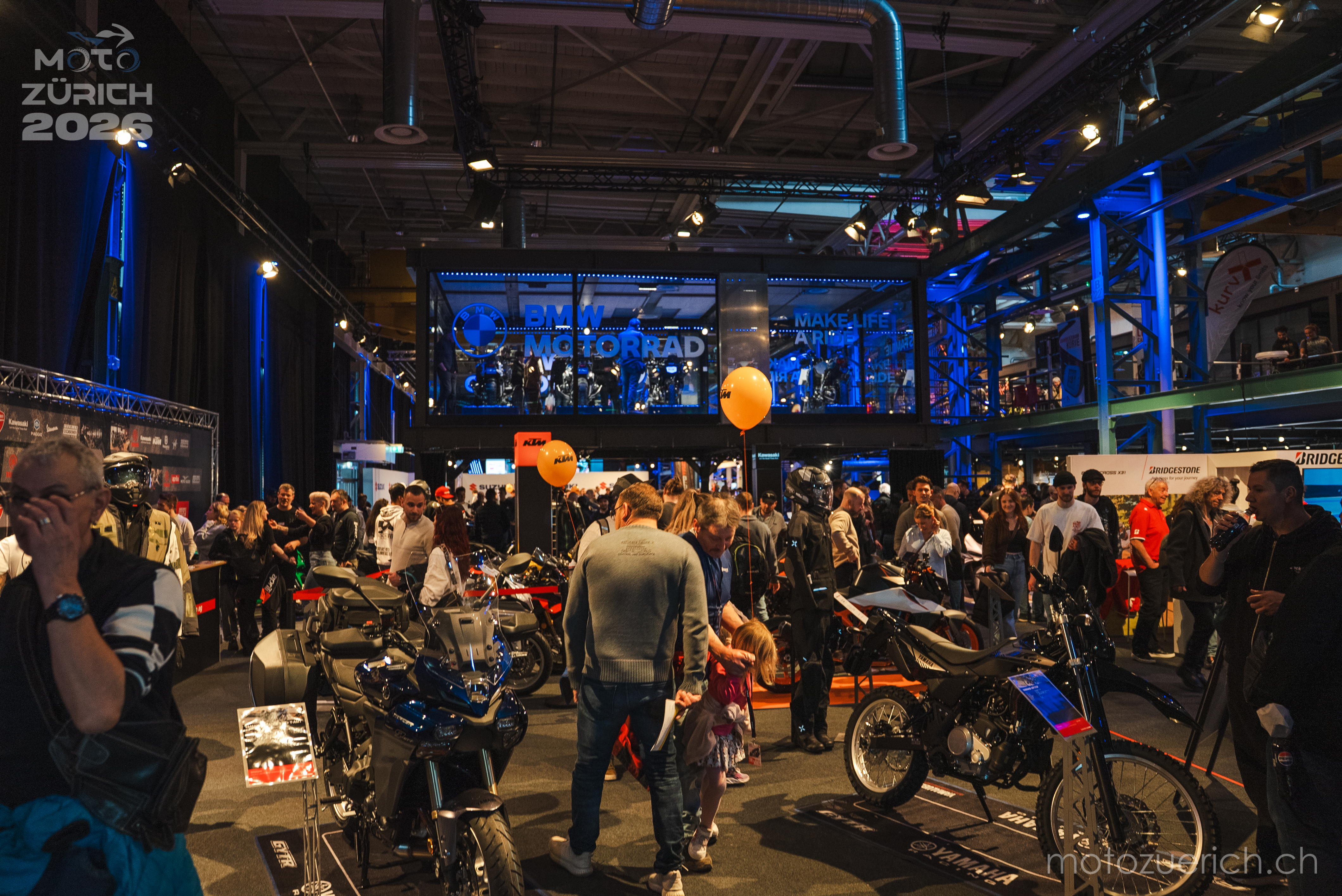 Volle Hallen bei der MOTO-ZÜRICH – Besucher zwischen Motorrädern der Top-Marken